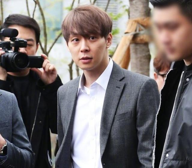 朴有天正式被拘捕！高高兴兴进法院，满脸绝望、双手被拷送出来（组图） - 1
