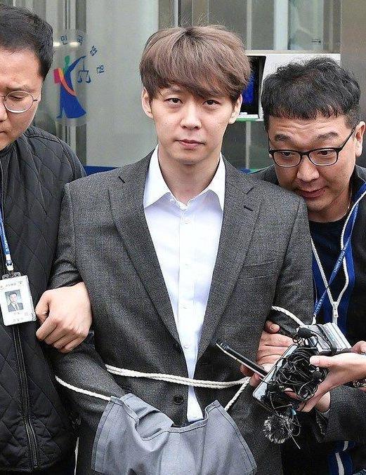 朴有天正式被拘捕！高高兴兴进法院，满脸绝望、双手被拷送出来（组图） - 4