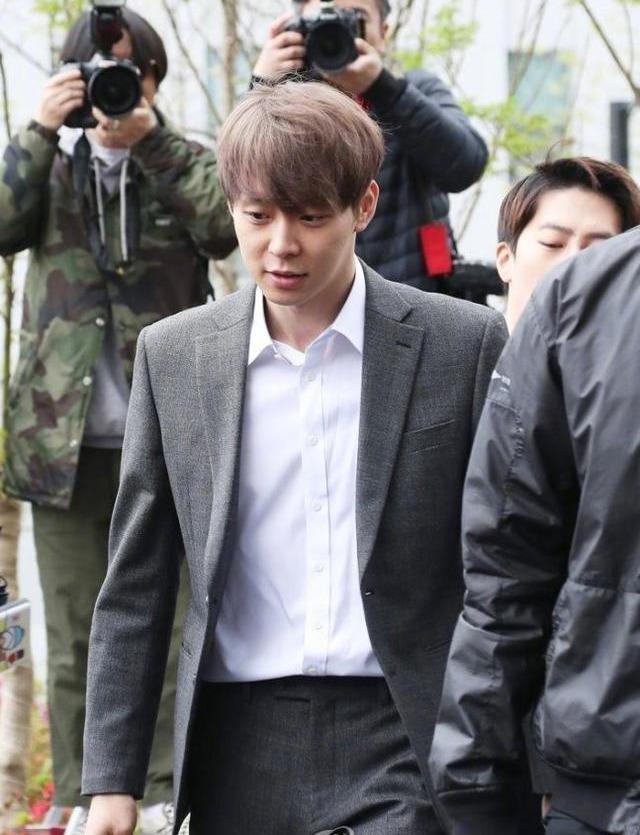朴有天正式被拘捕！高高兴兴进法院，满脸绝望、双手被拷送出来（组图） - 6