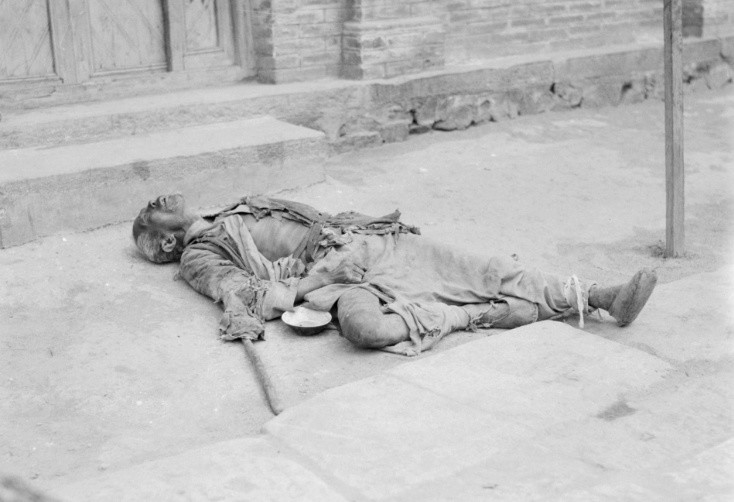 历史老照片:乞丐"饿死"街头让人心酸,最后一张是过去