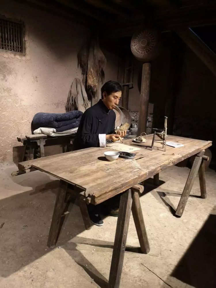 故居内的塑像展现了陈望道先生在家乡工作的场景