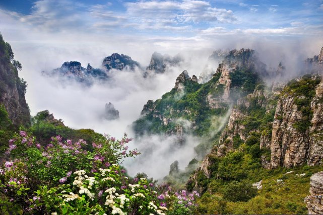 河北保定白石山成为游客五一出行热门景点