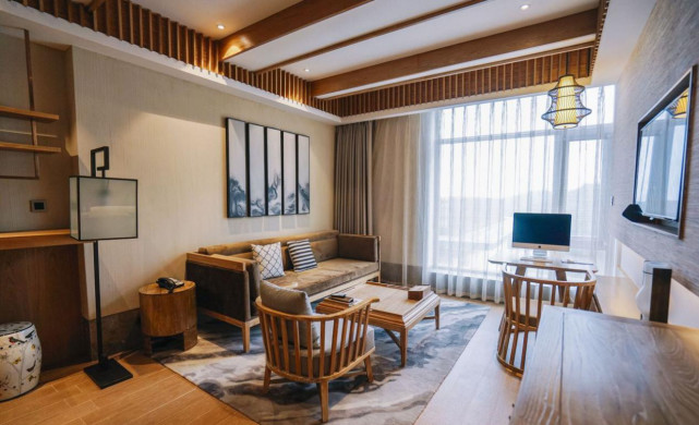 河北保定白石山成为游客五一出行热门景点