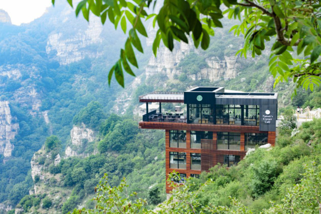 河北保定白石山成为游客五一出行热门景点