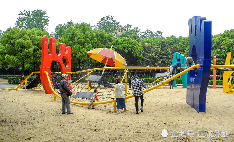汉口江滩儿童友好公园开放,市民们又多了一个休闲和遛