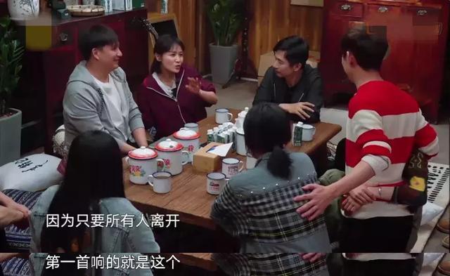 周笔畅黄雅莉拥抱破不和传闻,05超女同框让