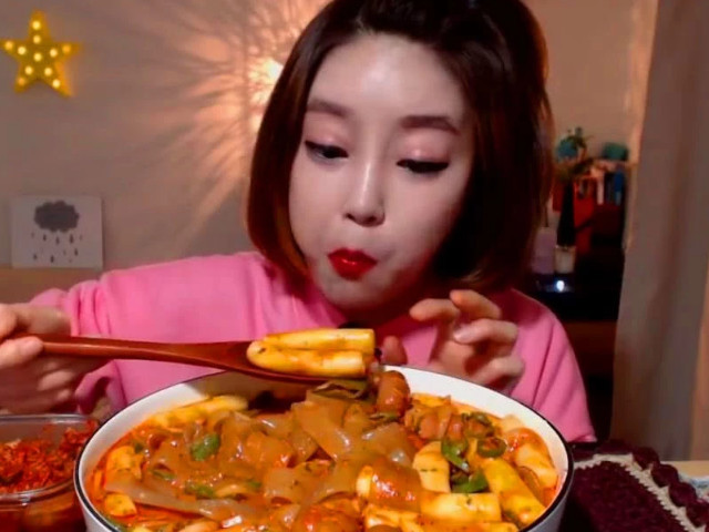 易胖体质的女生，最好别在这3个时间吃饭，否则体重松松破120