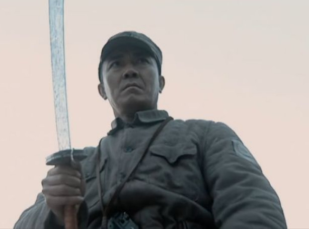 新老《亮剑》李云龙给和尚报仇对比,一个真生气,一个