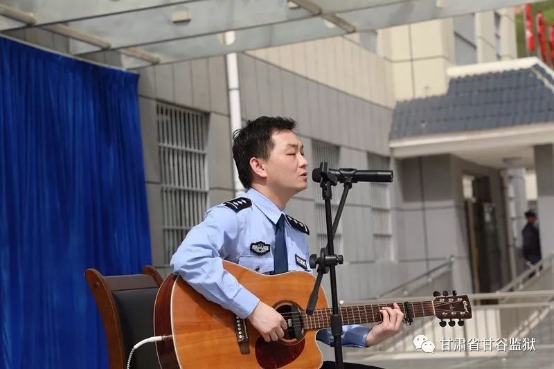 天水市关工委与天水老年大学,走进甘谷监狱开展帮教演出活动
