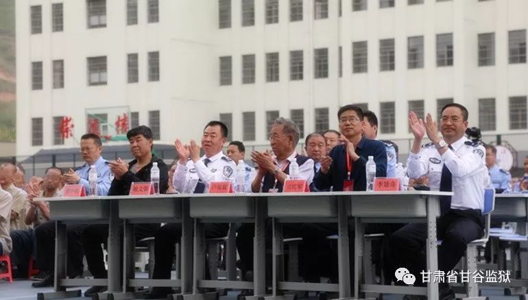 天水市关工委与天水老年大学,走进甘谷监狱开展帮教演出活动