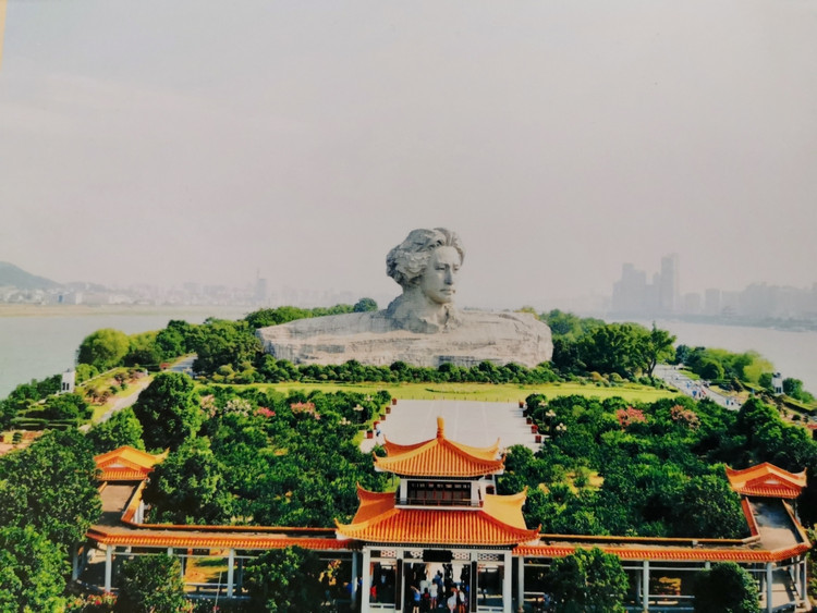 整个雕像矗立在橘子洲头上.相传主席多次来到了岛上.并且游过了湘江.