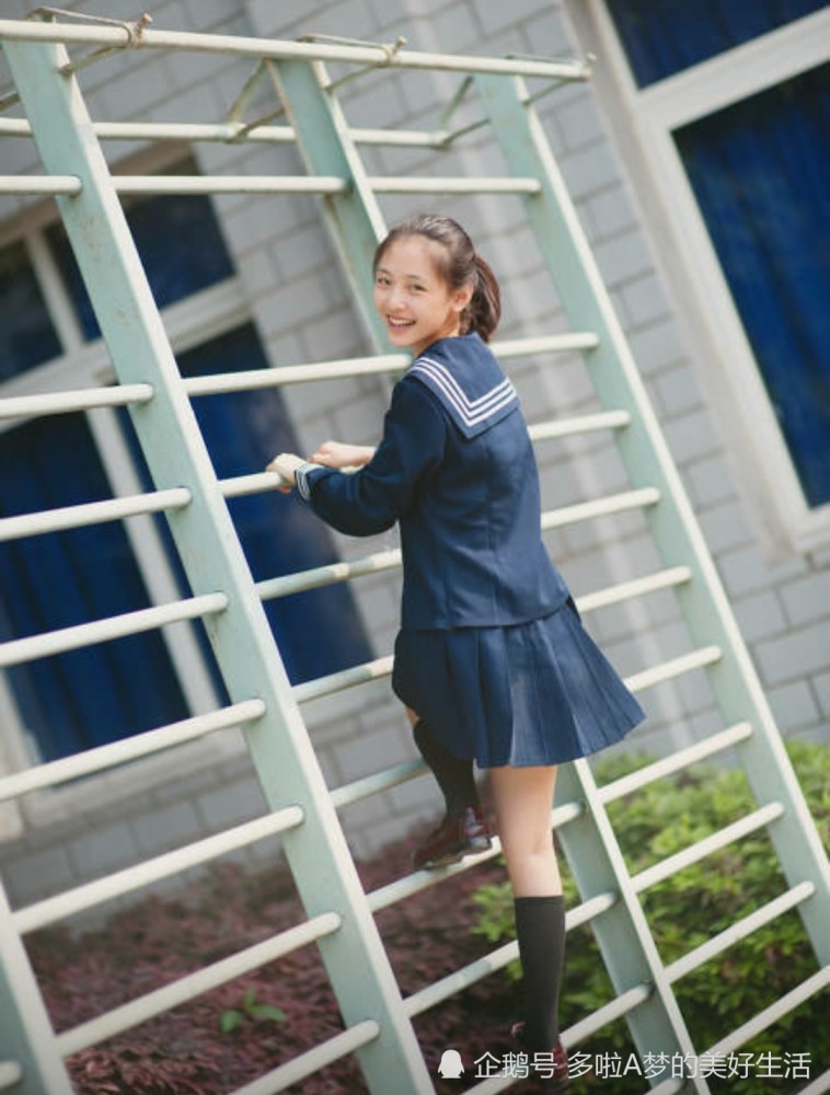 吴倩晒17岁校服写真流出,素颜依旧清纯又可爱,这颜值真的服气