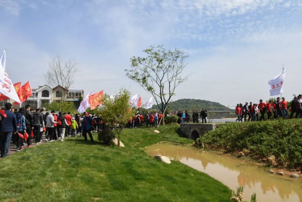4月27日,海州全域旅游推介·锦屏山游步道开放仪式暨连云港市"拥抱图片