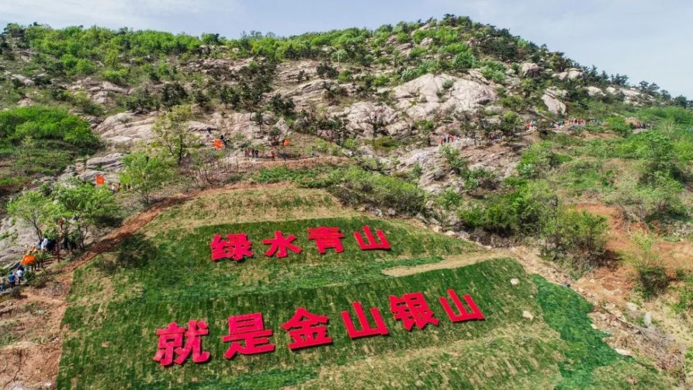 据了解,锦屏山游步道建设采取保护性开发,历时七个月建设而成.