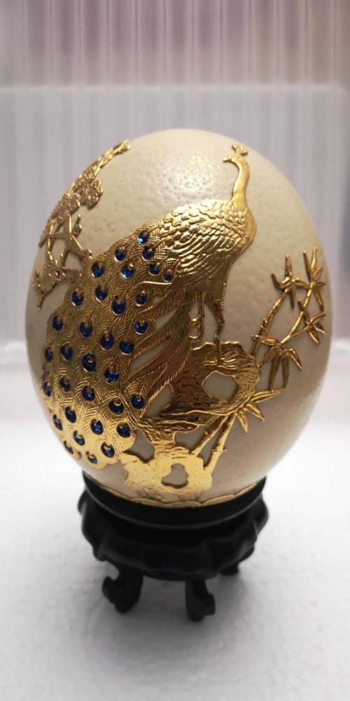 鸵鸟蛋又称"黄金蛋,这款镶嵌了镀金孔雀的鸵鸟蛋工艺品,可谓名副其实