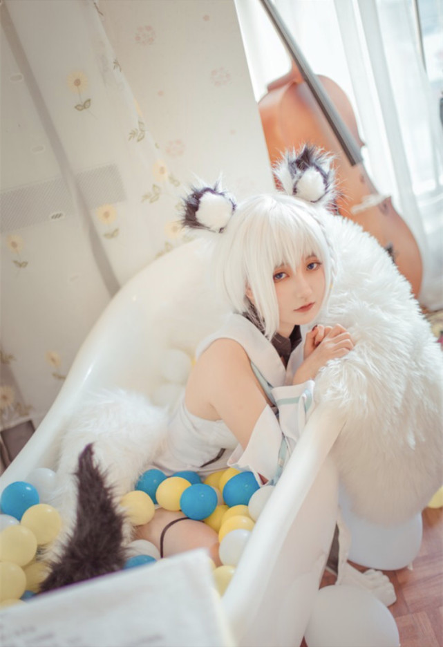 虚拟主播白上吹雪cos,纯白兽耳娘讨人喜欢.网友:浴缸太挤!