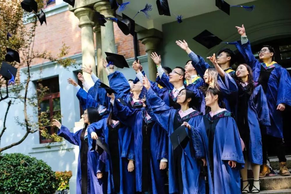 毕业季来了,沪上8所高校的研究生毕业照能勾起你的校园记忆吗?