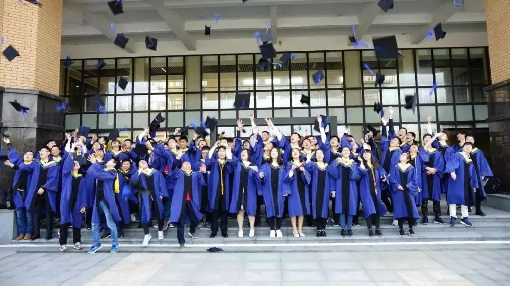 毕业季来了,沪上8所高校的研究生毕业照能勾起你的校园记忆吗?