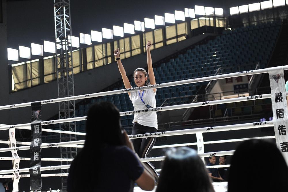 80后女孩从职业模特变拳击赛举牌宝贝(高清组图)