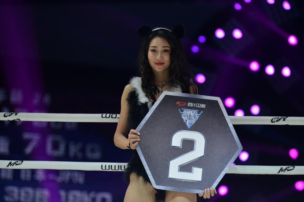 80后女孩从职业模特变拳击赛举牌宝贝(高清组图)