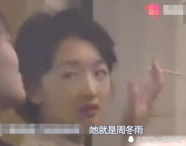 谢娜与好友聚会照被爆,躲在角落抽烟的她太抢镜,清纯
