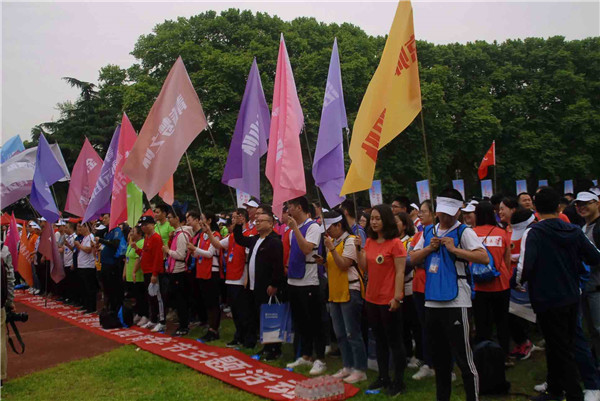 图为武汉律师五四青年节主题纪念活动参赛队伍.胡宇汉/摄