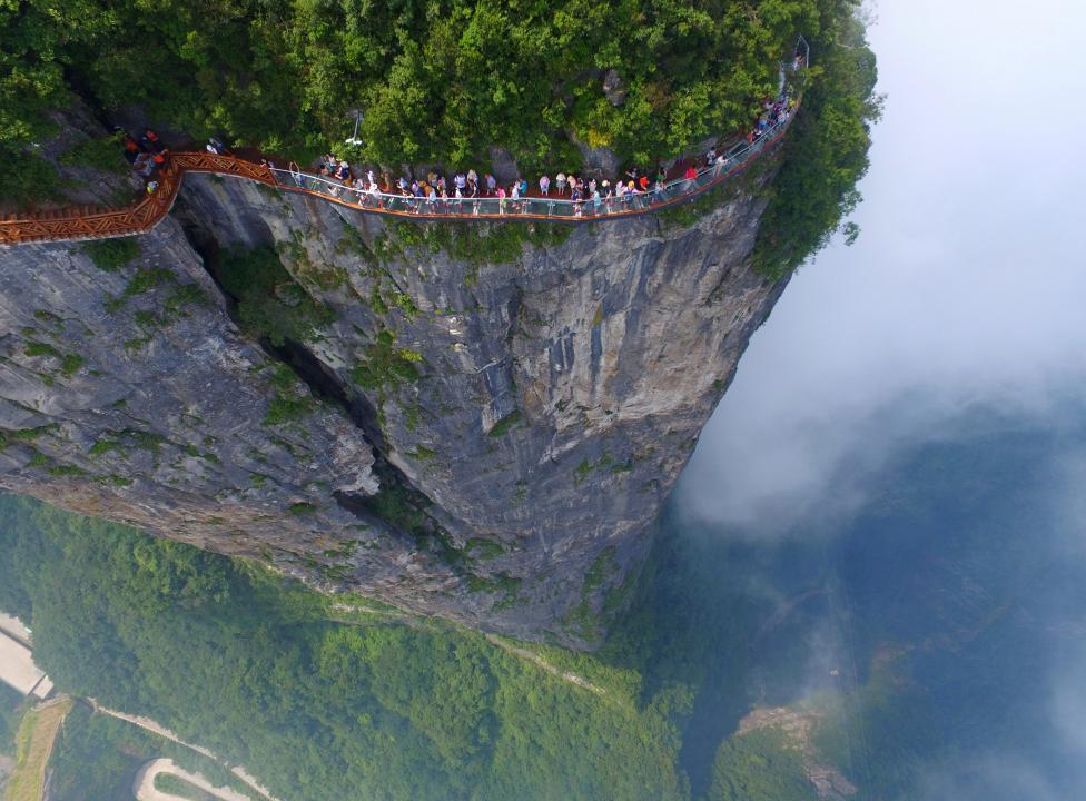 图为8月1日,人们在中国湖南省张家界的观景台上行走,欣赏壮美的风景.