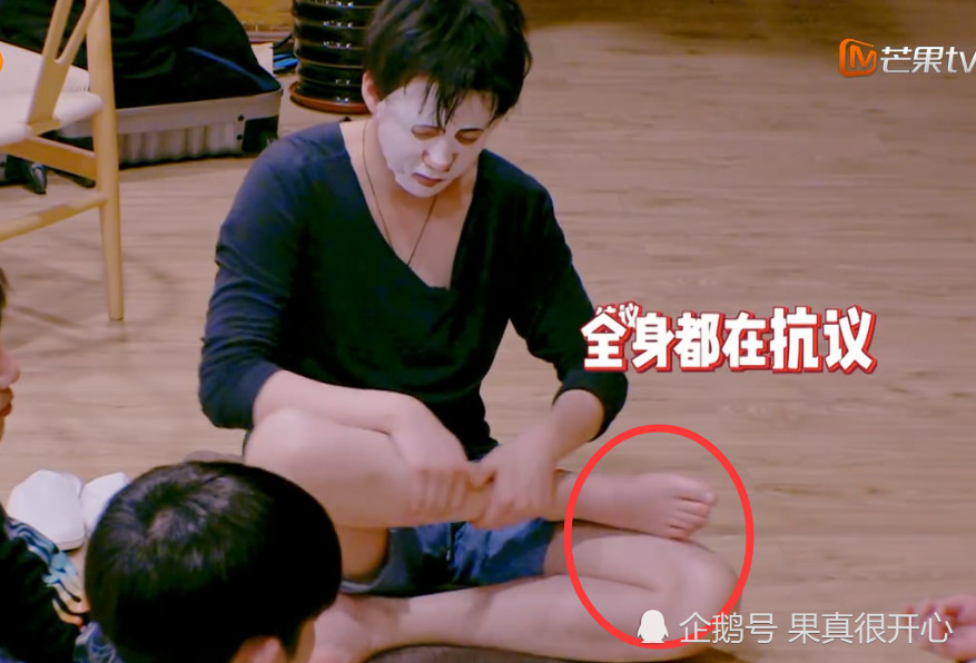 刘宇宁的腿有多白?当他穿着短裤打坐的那一刻,网友集体炸锅了!