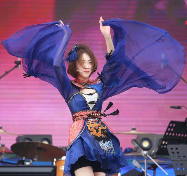 许诗茵穿汉服亮相波波头配八字刘海一袭蓝色薄纱裙美如画