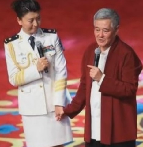 老总潘长江_潘长江举起手来图片