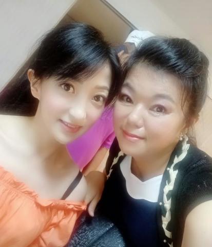 如今的苏育玄早已蜕变成亭亭玉立的大姑娘,并从事着音乐剧表演.