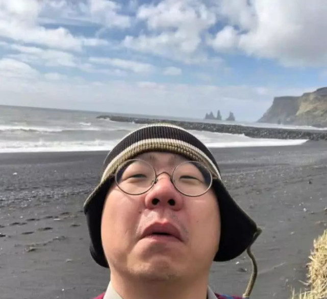 李诞晒自己丑照,美景全都被他破坏,网友:妈妈,有人用鼻孔瞪我