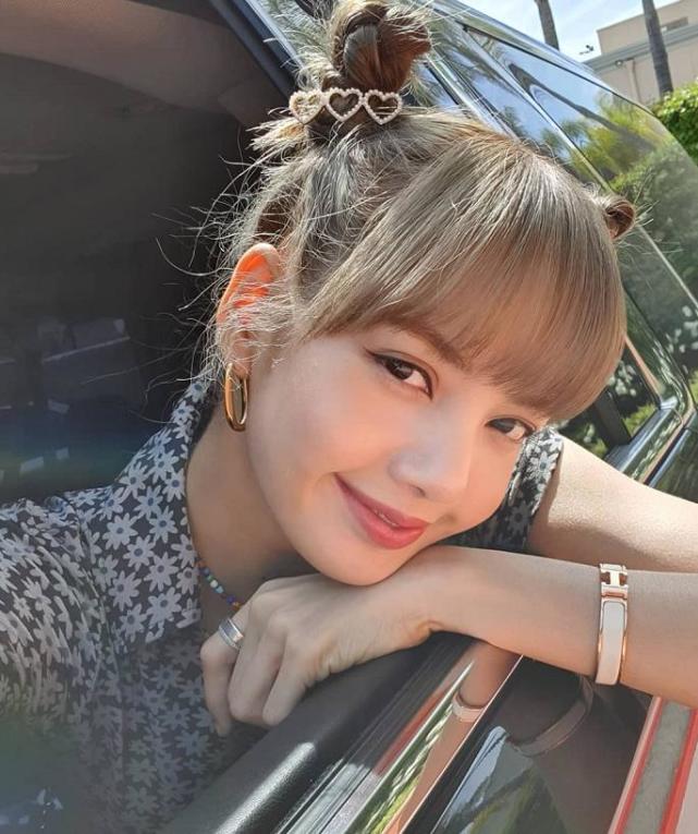 lisa旅游照意外被曝,双丸子头实力抢镜引热议,网友:敲可爱