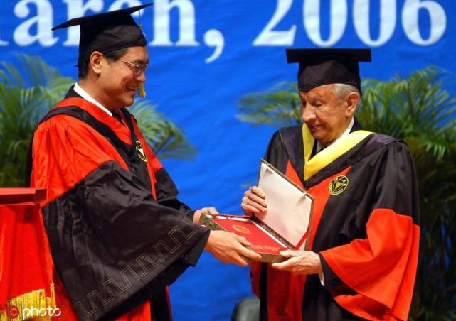 向普京颁发名誉博士学位证书 腾讯网