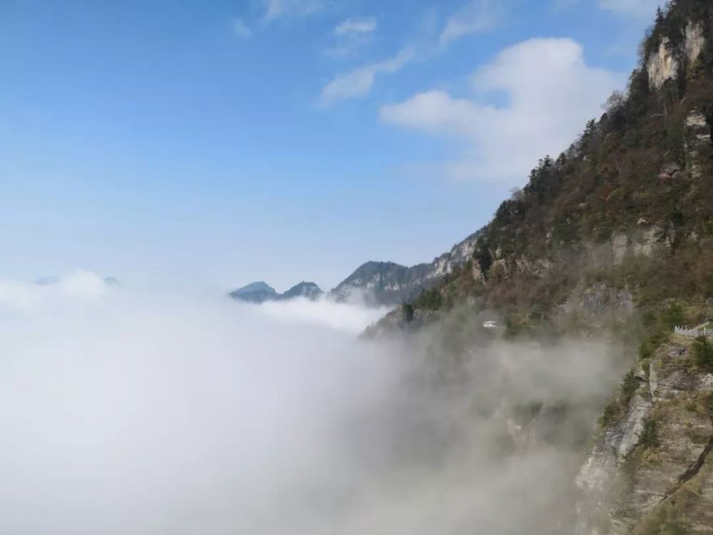 4月26日下午 神农架天燕景区天门垭景点 天气晴朗,阳光普照 不一会儿