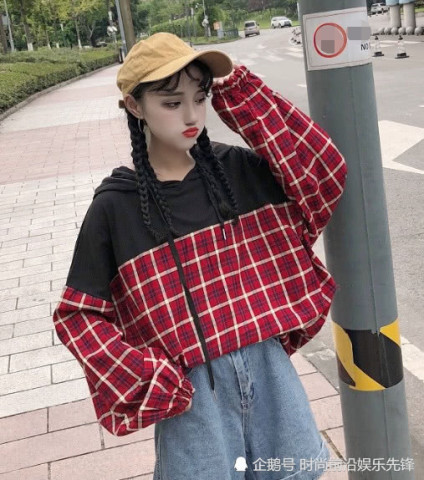 校服里穿内衣_美女只穿内衣(2)
