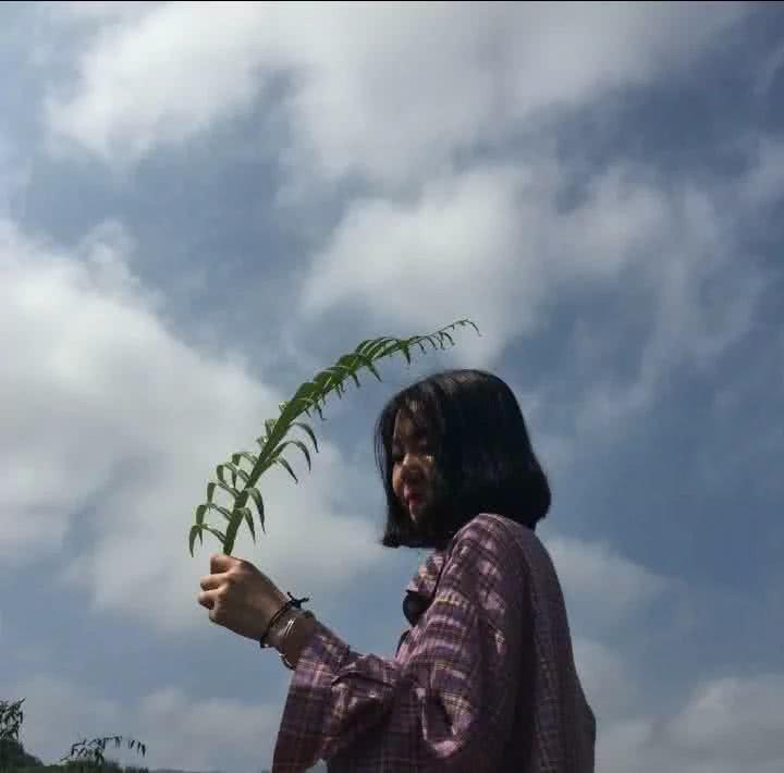 ins·宝藏女孩·优质头像:开始的时候甜的发腻,后来苦