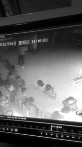 书包内放录音笔 录下教室不和谐“啪啪”声（现场图）