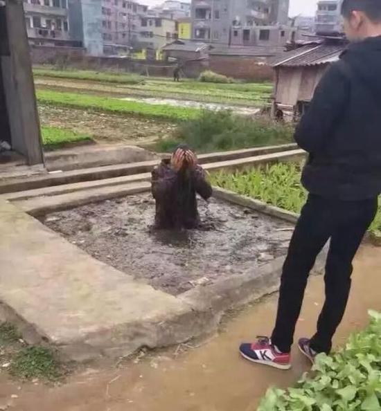 广西桂林一偷狗贼被抓 双手抱头被浸粪池不忍直视！