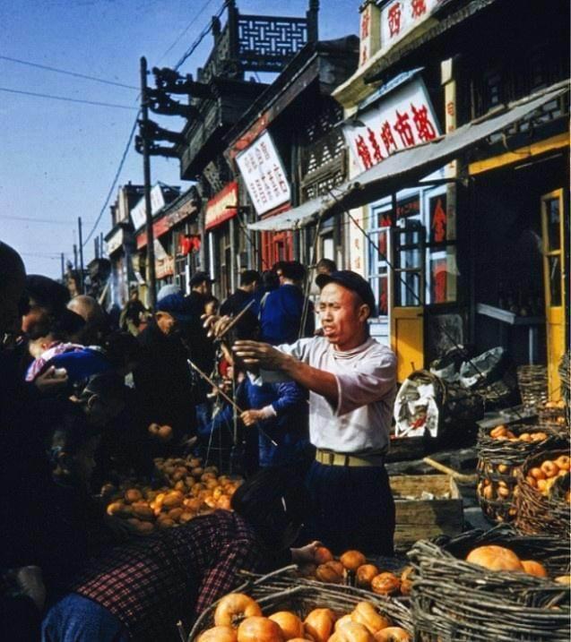 老照片:镜头下60年代的北京,街上都是小吃