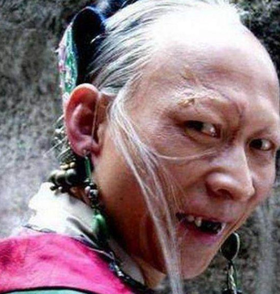 最丑陋的明星李明,不仅妻子漂亮,女儿也是长相出众   茶花树