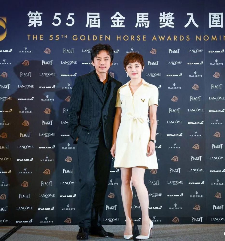 孙俪军绿色风衣衬得皮肤好白,这短发跟罗晋差不多,真