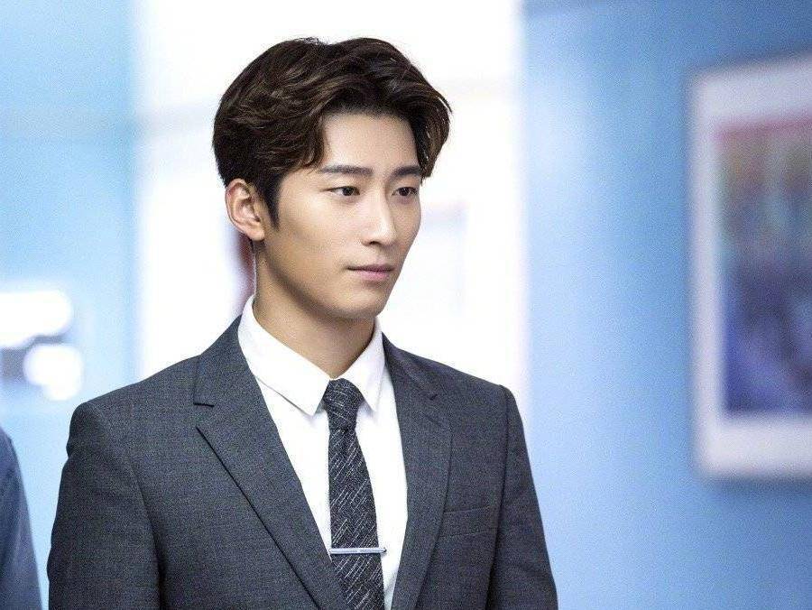 窦骁写诗为女友何超莲庆生,一首齐莲并蒂