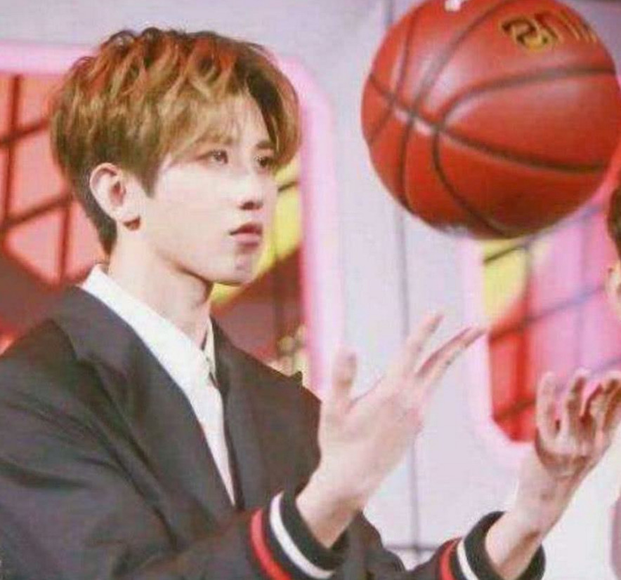 继蔡徐坤打篮球被群嘲后,王俊凯打球照却好评满满,ikun服吗