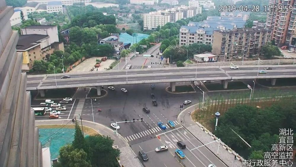 汇集多条城市主干道与次干道,连通西陵二路快速路,夜明珠高架桥,附近