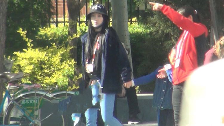 不理贾乃亮金晨恋爱传闻,李小璐接甜馨放学,面