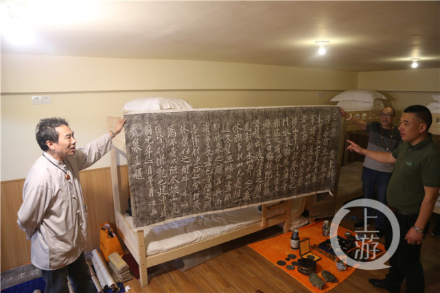 这里有场古玩交易会 很多内行来淘宝