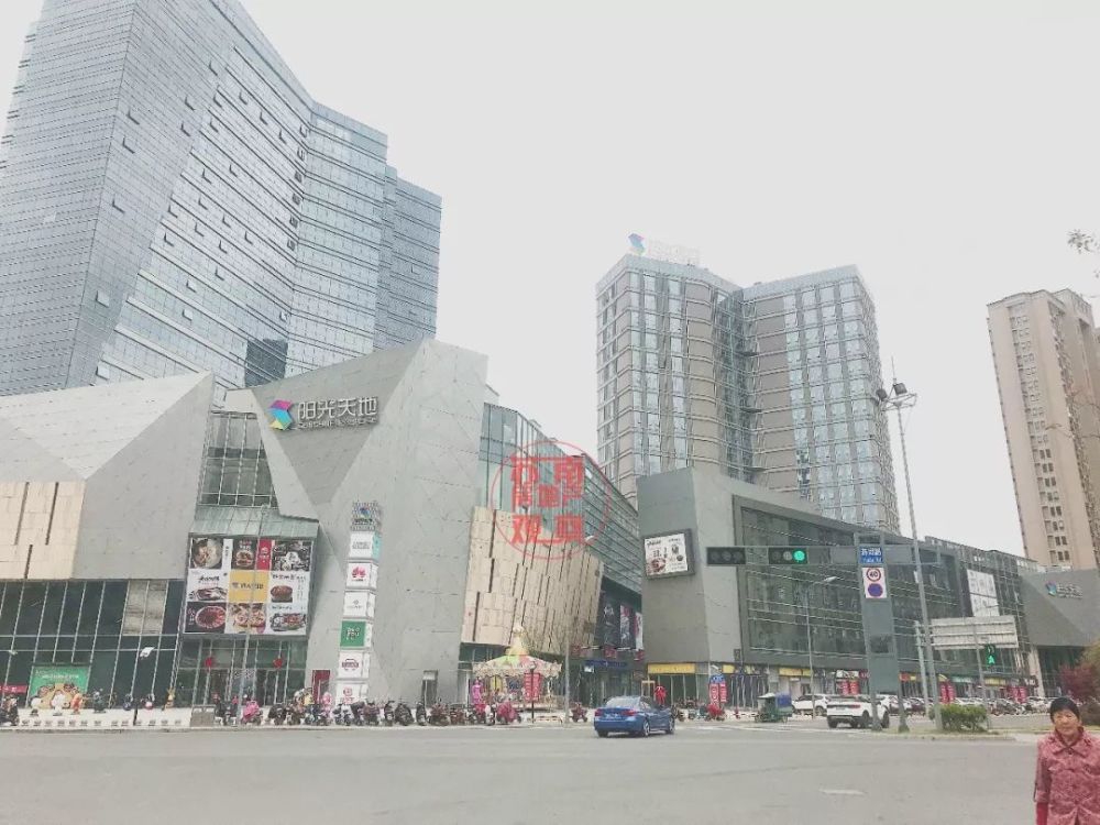 小区自带阳光天地商业广场,不远处还有个爱琴海购物中心,距离尹山湖