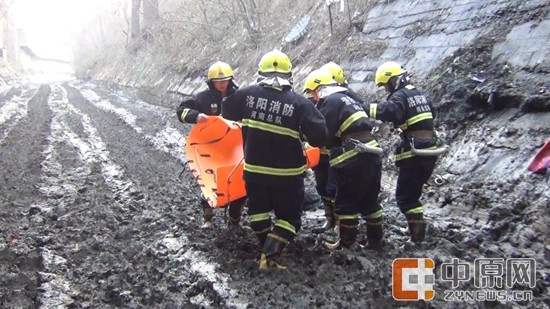 真是醉了！男子酒后跌入水渠 在淤泥里睡一宿成“泥人”