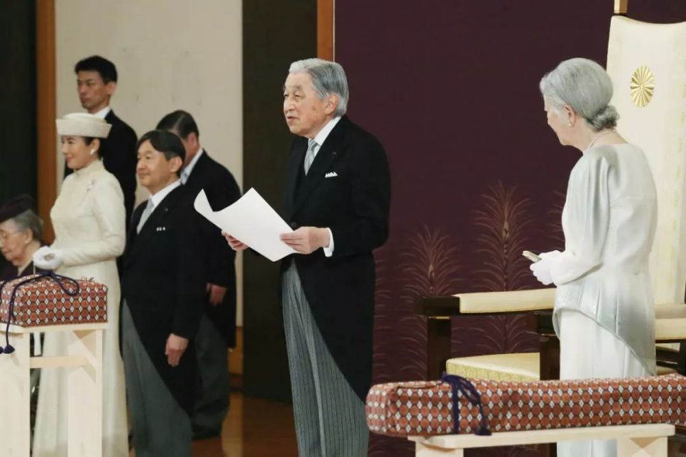 日本新天皇秘史:苦追平民雅子,一心维护自己的妻子